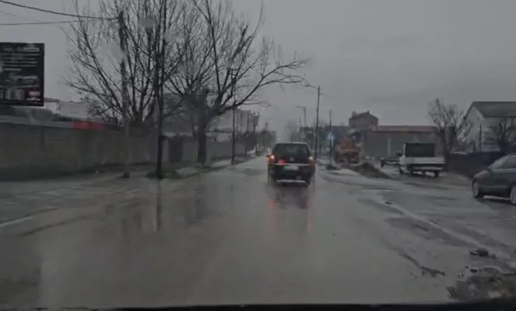 Reshjet e dendura në Kukës/ Përmbyten rrugë dhe lagje në qytet, banorët të izoluar