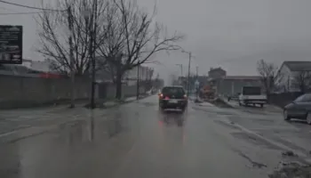 Reshjet e dendura në Kukës. Përmbyten rrugë dhe lagje në qytet, banorët të izoluar