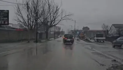 Reshjet e dendura në Kukës. Përmbyten rrugë dhe lagje në qytet, banorët të izoluar