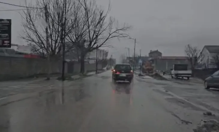 Reshjet e dendura në Kukës. Përmbyten rrugë dhe lagje në qytet, banorët të izoluar