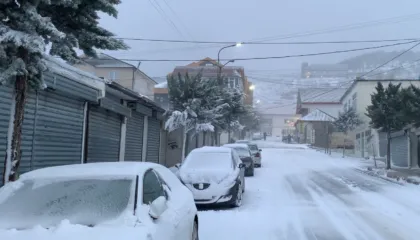 Reshjet e dendura të dëborës zbardhin Dibrën, ulen temperaturat