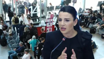 Reshjet e dendura të shiut/ Balluku thirrje udhëtarëve: Fluturimet në Rinas vazhdojnë normalisht