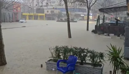 Reshjet e dendura të shiut bllokojnë qarkullimin në aksin Tiranë–Durrës, Policia publikon rrugët që duhen devijuar