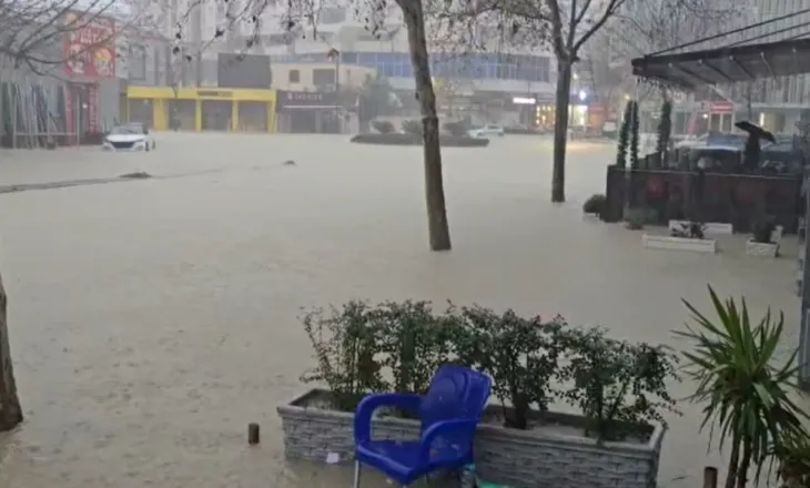 Reshjet e dendura të shiut bllokojnë qarkullimin në aksin Tiranë–Durrës, Policia publikon rrugët që duhen devijuar