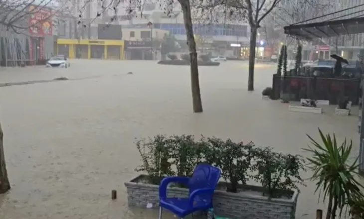 Reshjet e dendura të shiut bllokojnë qarkullimin në rrugën Tiranë–Durrës