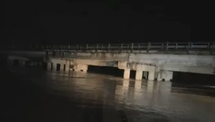 Reshjet e dendura të shiut, lumi Vjosa del nga shtrati. Evakuohen dhjetëra banorë