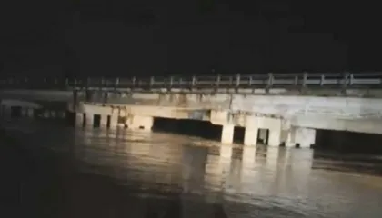 Reshjet e dendura të shiut, lumi Vjosa del nga shtrati/ Evakuohen dhjetëra banorë