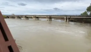 Reshjet e dendura të shiut në vend, rritet ndjeshëm niveli i lumit Vjosë