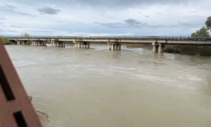 Reshjet e dendura të shiut në vend, rritet ndjeshëm niveli i lumit Vjosë