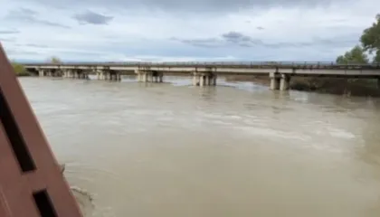 Reshjet e dendura të shiut në Vlorë, rritet ndjeshëm niveli i lumit Vjosë