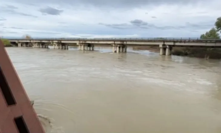 Reshjet e dendura të shiut në Vlorë, rritet ndjeshëm niveli i lumit Vjosë