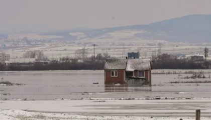 Reshjet e dendura të shiut/ Përmbyten disa akse rrugore në Kosovë, mbyllet përkohësisht qarkullimi