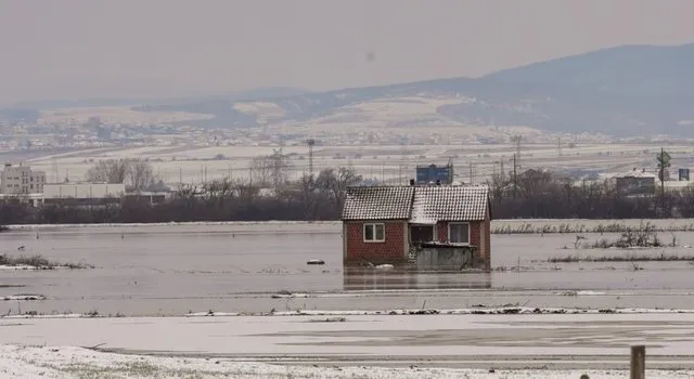 Reshjet e dendura të shiut/ Përmbyten disa akse rrugore në Kosovë, mbyllet përkohësisht qarkullimi