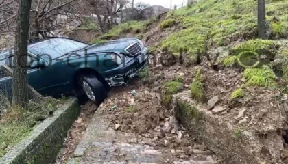 Reshjet e dendura të shiut, rrëshqitje dherash në Gjirokastër, rrezikohen banesat në lagjen Manalat