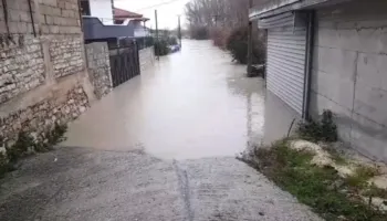 Reshjet e shiut në Berat, përmbyten 15 banesa në Dimal, evakuohen 6 familje