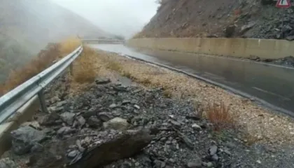 Reshjet e shiut, në Elbasan përmbyten 5 banesa. Prani të inerteve në disa akse rrugore në Belsh