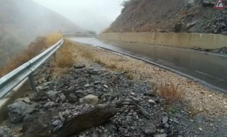 Reshjet e shiut, në Elbasan përmbyten 5 banesa. Prani të inerteve në disa akse rrugore në Belsh