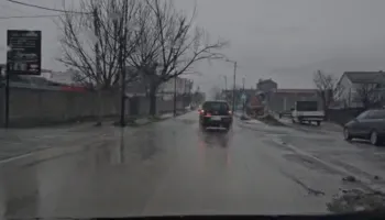 Reshjet e shiut në Kukës/ Përmbyten rrugë dhe lagje në qytet, banorët të izoluar