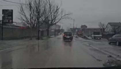 Reshjet e shiut në Kukës/ Përmbyten rrugë dhe lagje në qytet, banorët të izoluar