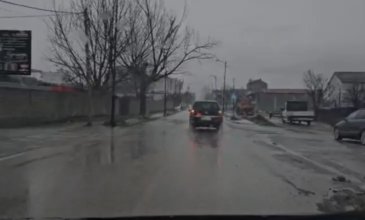 Reshjet e shiut në Kukës/ Përmbyten rrugë dhe lagje në qytet, banorët të izoluar