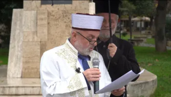 Reshjet e shiut nuk ndalin “Marshimin e Paqes” në Elbasan, prifti ortodoks i mban çadrën imamit