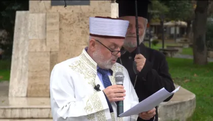 Reshjet e shiut nuk ndalin “Marshimin e Paqes” në Elbasan, prifti ortodoks i mban çadrën imamit