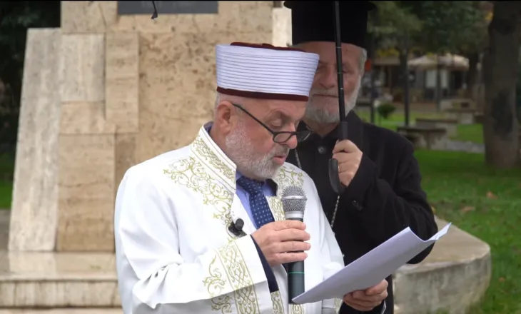 Reshjet e shiut nuk ndalin “Marshimin e Paqes” në Elbasan, prifti ortodoks i mban çadrën imamit