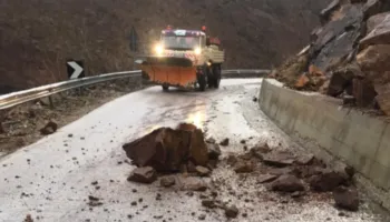 Reshjet e shiut/ Rrëshqitje gurësh në rrugët e Kukësit, disa fshatra mbeten pa energji elektrike