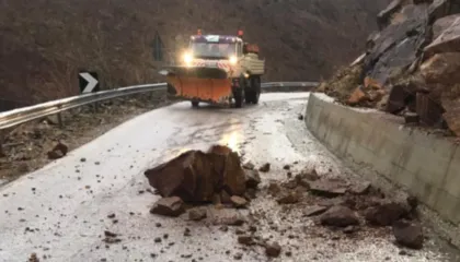 Reshjet e shiut/ Rrëshqitje gurësh në rrugët e Kukësit, disa fshatra mbeten pa energji elektrike