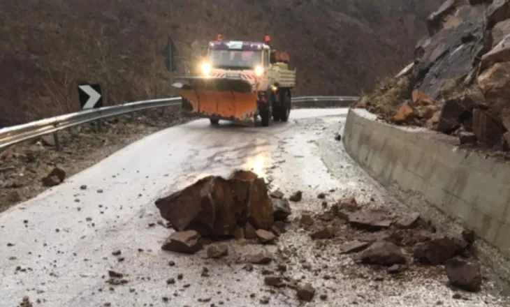 Reshjet e shiut/ Rrëshqitje gurësh në rrugët e Kukësit, disa fshatra mbeten pa energji elektrike