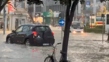 Reshjet e shiut, rrugët e Durrësit “pushtohen” nga uji