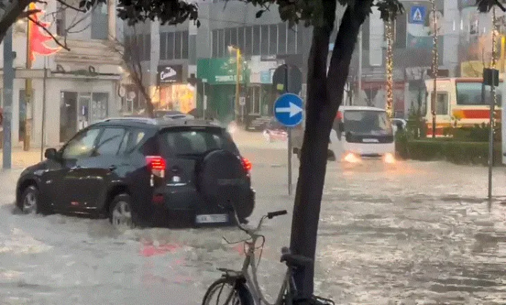 Reshjet e shiut, rrugët e Durrësit “pushtohen” nga uji