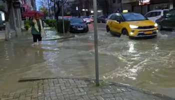 Reshjet e shiut shkaktojnë përmbytje në Durrës, uji depërton në hyrjet e pallateve dhe bizneseve