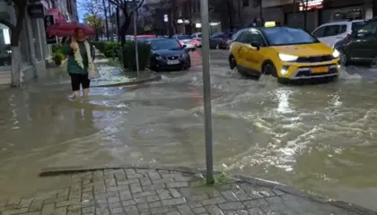 Reshjet e shiut shkaktojnë përmbytje në Durrës, uji depërton në hyrjet e pallateve dhe bizneseve
