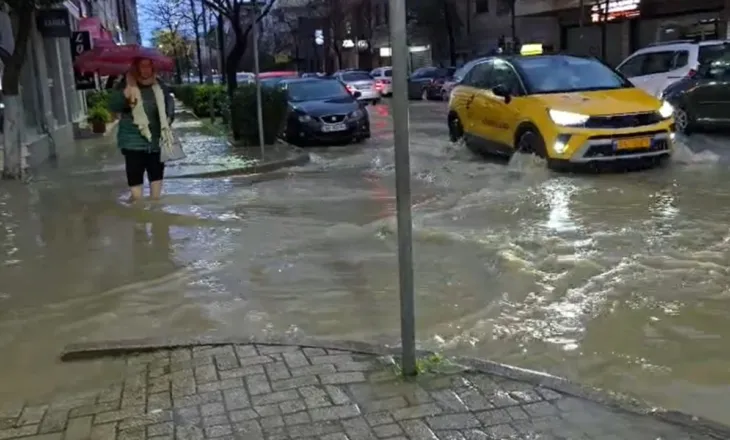 Reshjet e shiut shkaktojnë përmbytje në Durrës, uji depërton në hyrjet e pallateve dhe bizneseve