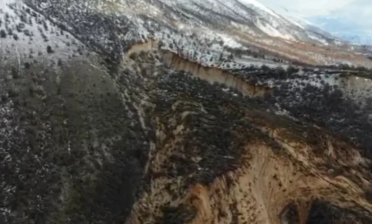 Reshjet intensive shkaktojnë rrëshqitjen e një pllaje në lartësitë e malit të Lunxhërisë në Gjirokastër, kërkohet ndihma e specialistëve gjeologë