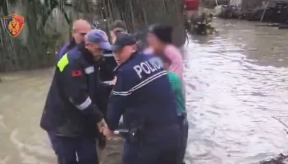 Reshjet intensive të shiut/ 10 fshatra në qarkun e Beratit mbeten pa energji elektrike