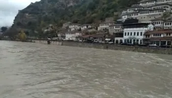 Reshjet “mbërrijnë” edhe në Berat, uji “mësyn” në disa zona: Përmbyten 15 banesa në Dimal, evakuohen 6 familje