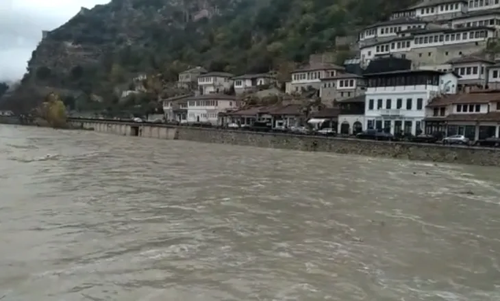 Reshjet “mbërrijnë” edhe në Berat, uji “mësyn” në disa zona: Përmbyten 15 banesa në Dimal, evakuohen 6 familje