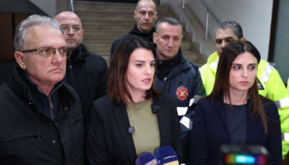 Reshjet përkeqësojnë situatën në Durrës, Koçiu: Prioritet absolut jeta e qytetarëve. Evakuohen 90 banorë nga Katundi i Ri dhe Sukthi