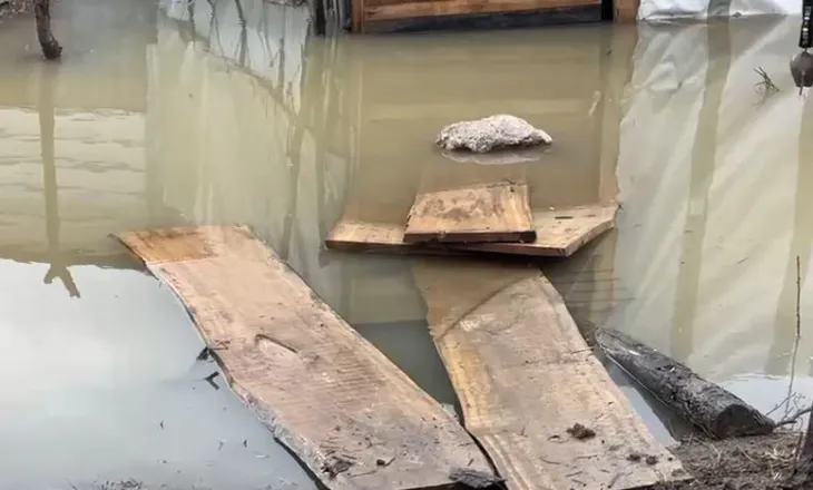 Reshjet përmbytin Qarkun e Lezhës, familje të izoluara në Kurbin