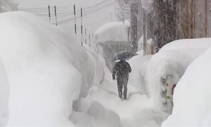 Reshjet rekord të borës shkaktojnë kaos në disa pjesë të Japonisë, autoritetet bëjnë thirrje për kujdes të shtuar