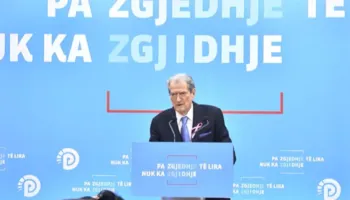 Revolucioni iranian, Berisha: Diktatura e Ajetollahëve, në grahmat e fundit