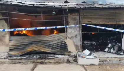 Riaktivizohet vatra e zjarrit te tregu i ‘5 Majit’, mobilizohen forcat zjarrfikëse