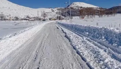 Rihapet aksi Librazhd-Peshkopi, kalimi vetëm me zinxhirë. Temperatura shënon -5°C