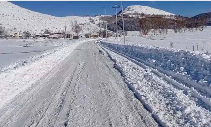 Rihapet aksi Librazhd-Peshkopi, kalimi vetëm me zinxhirë. Temperatura shënon -5°C