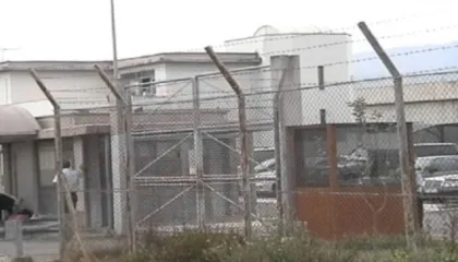 Rikonstruktimi i burgut të Fushë-Krujës, autokolona transferon 75 të burgosur në Durrës dhe 85 në Peqin