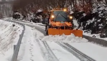 Rikthehen reshjet e dëborës në juglindje, rrugët drejt zonave turistike, të hapura