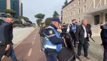 Rikthehen tensionet para Kryeministrisë/ Policia “shkul” sërish karriget e aktivistëve të “Shqipëria Bëhet”