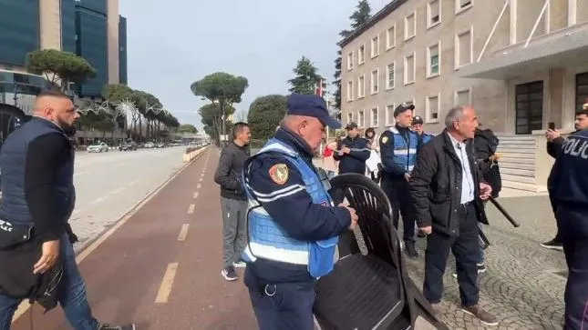 Rikthehen tensionet para Kryeministrisë/ Policia “shkul” sërish karriget e aktivistëve të “Shqipëria Bëhet”